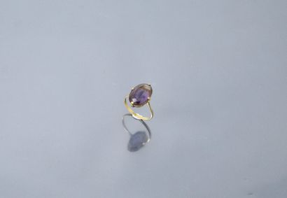 18k (750) yellow gold ring with an oval amethyst....