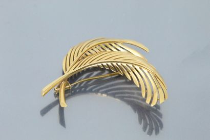null 18k (750) yellow gold brooch stylizing two openworked palms

Weight: 12.86 ...