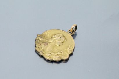null Médaille en métal doré gravée "LR 11 Avril 1909", ornée d'un profil de jeune...