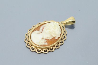 null 18k (750) yellow gold pendant and shell cameo representing a woman in profile....