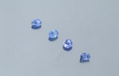 null Set of four sapphires on paper. 

Ceylon, unheated. 

Weight: approx. 3.30 ...