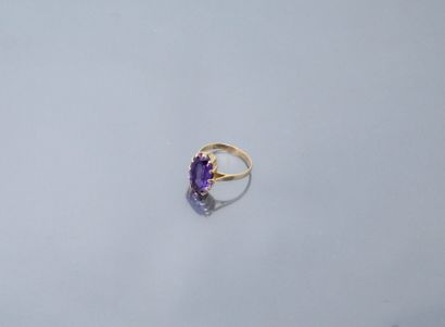 null 18k (750) yellow gold ring set with a synthetic purple sapphire.

Finger size...