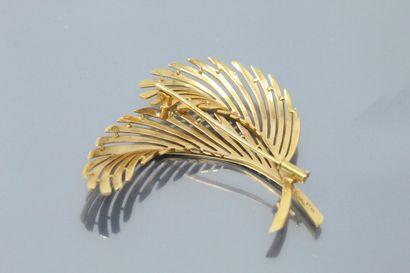 null 18k (750) yellow gold brooch stylizing two openworked palms

Weight: 12.86 ...