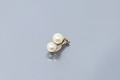 null Boucle d'oreille orpheline, monture en or jaune 18k (750) sertie de deux perles.



Poids...