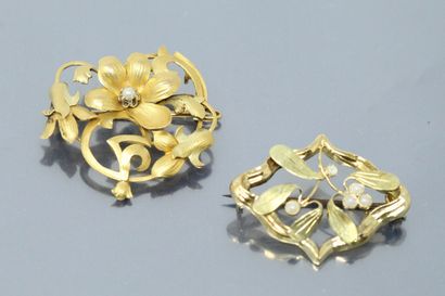 null Set of two 18k (750) yellow gold openwork brooches with pearls, featuring a...