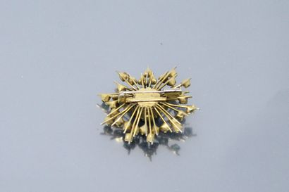 null Fancy sunshine brooch in gold metal set with green stones.



Diameter : 4 ...