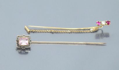 Two 18K (750) gold tie pins decorated with...