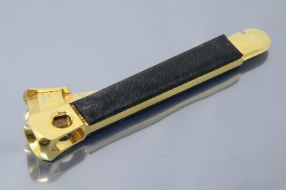  Cigar cutter in black leather-covered brass, signed DBGM. In its box. 
L. : 14.50...