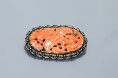 null Filigree silver brooch decorated with openwork coral.

Length: 4 cm. - Gross...