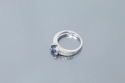 null WASKOLL

18k (750) white gold ring set with a sapphire (0.75 ct) and 56 diamonds...