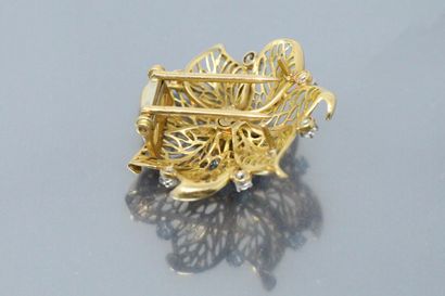 null Clip de corsage en or jaune 18k (750) stylisant une fleur ajourée ornée de brillants...
