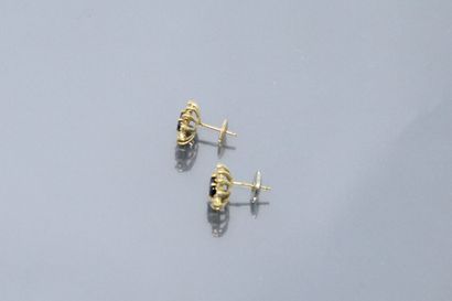 null Pair of 18k (750) yellow gold ear studs each adorned with an oval sapphire in...
