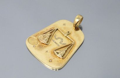 null 18k (750) yellow gold pendant with a balance. 

Gross weight: 34.16 g.