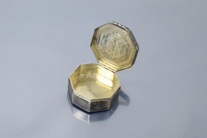 null Octagonal silver pill box decorated with a cartouche bearing the initials "LR"...