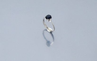 null 18k (750) white gold ring set with a cushion sapphire and two small diamonds....