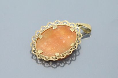 null Pendentif en or jaune 18k (750) et camée coquille représentant une femme de...