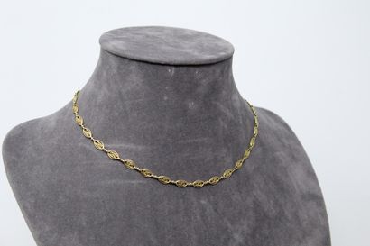 null Collier en or jaune 18k (750) à maille navette filigranée. 

Tour de cou : 42...