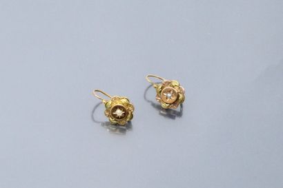 null Pair of 18k (750) chased yellow gold sleepers forming a rosette with a baroque...