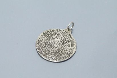null Round silver pendant. 

Mexican work.

Gross weight : 3.47 g.