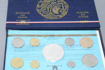 null MONNAIE DE PARIS

4 coffrets fleurs de coins 1975 - 1976 - 1977 - 1978. On joint...