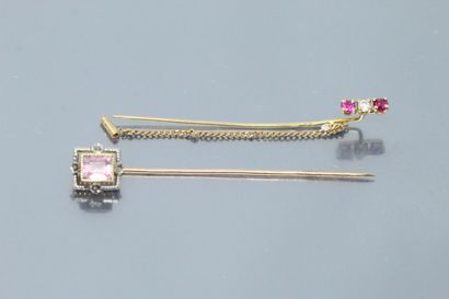null Two 18K (750) gold tie pins decorated with pink stones and brilliants.

Gross...
