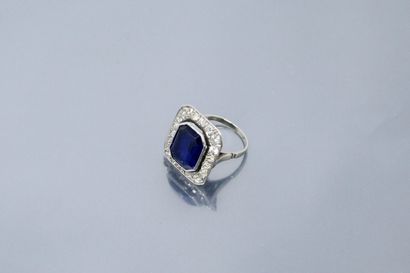 null 18k (750) white gold ring set with a rectangular synthetic sapphire with cut...