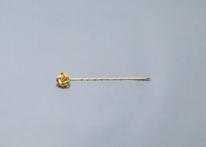null 14k (585) yellow gold tie pin with a small ruby in the center.

Gross weight:...