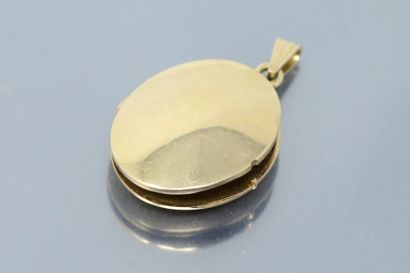 null 18k (750) yellow gold photo holder medallion. 

Weight: 8.98 g.