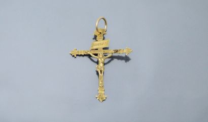 null 18k (750) yellow gold cross pendant inscribed "INRI". 

Weight: 7.57 g.