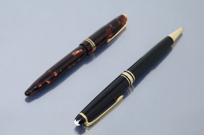  MONTBLANC 
Black lacquer ballpoint pen. 
Signed MONTBLANC model Meisterstuck 
An...