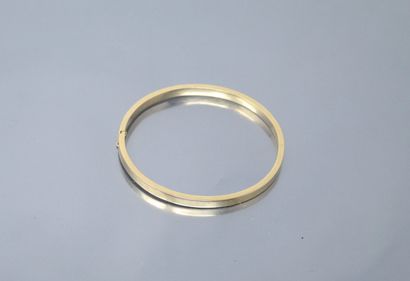 null Bracelet rigide en or jaune 18k (750). 

Diam. : 63 mm. - Poids : 12.24 g.