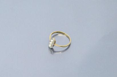 null 18k (750) yellow gold ring with three pearls set in the center.



Finger size:...
