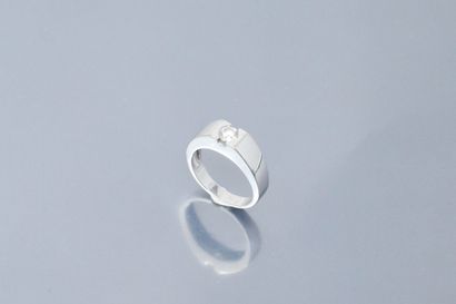 null Bague en or gris 18k (750), un diamant serti clos en son centre.



Tour de...