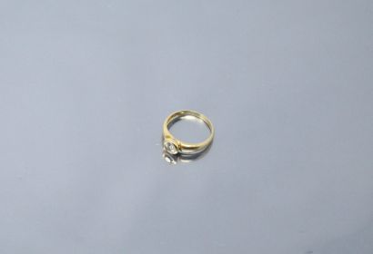 null 18k (750) yellow gold ring with a diamond in closed setting 

Diamond weight:...