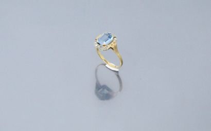 null Bague en or jaune 18k (750) et platine ornée d'un spinel synthétique bleu entouré...