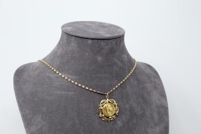 null Chaîne et son pendentif à l'effigie de la Vierge en or jaune 18k (750).

Tour...