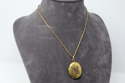 null Photo medallion monogrammed "M" and its chain in 18k (750) yellow gold. 

Gross...