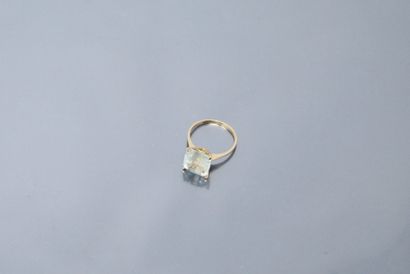 null 18k (750) yellow gold ring with a square cut aquamarine. 

Finger size: 54 -...