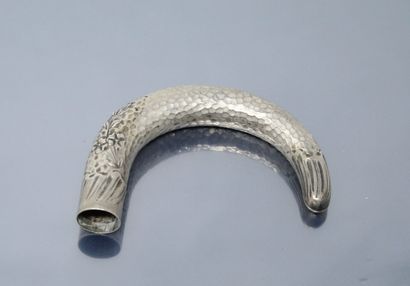 null Hammered silver cane pommel (Boar), the base with torsos ribs decorated with...