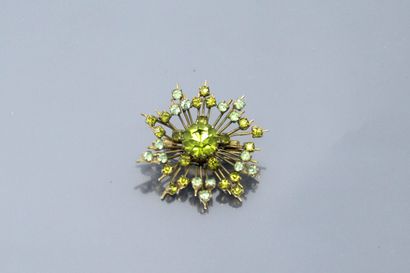 null Fancy sunshine brooch in gold metal set with green stones.



Diameter : 4 ...