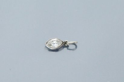 null Pendentif marquise orné d'un diamant taille ancienne.

Poids brut : 0.58 g.