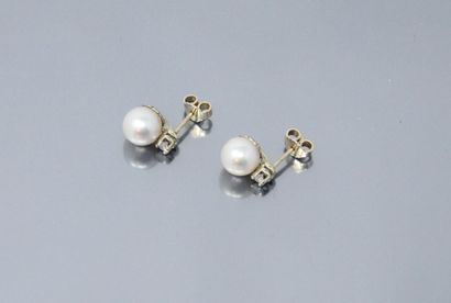  Paire de clous d'oreilles en or gris 18k (750) ornés chacun d'une perle et d'un...