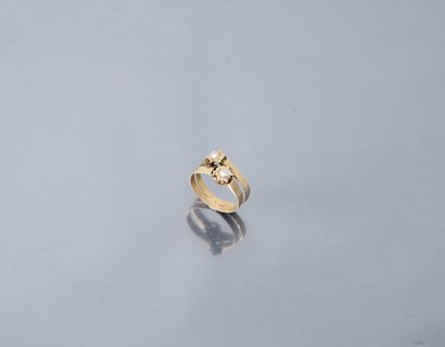 18k (750) yellow gold ring with two pearls....