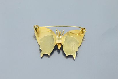  Gold metal brooch stylizing a butterfly, multicolored wings. 
Length : 4 cm.
