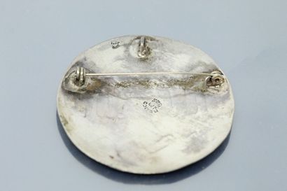 null Silver brooch/medallion decorated with mother-of-pearl (acc. and missing parts)....