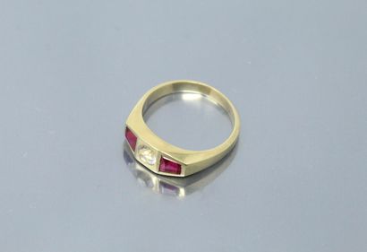 null 18k (750) yellow gold ring set with a white stone and two synthetic rubies.

Finger...