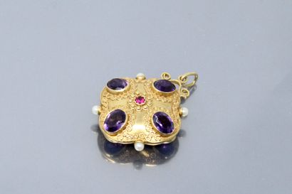 null Pendentif en or jaune 18k (750) orné de huit améthystes ovales, de perles et...