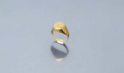 18k (750) yellow gold signet ring engraved...
