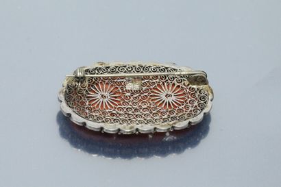 null Filigree silver brooch decorated with openwork coral.

Length: 4 cm. - Gross...