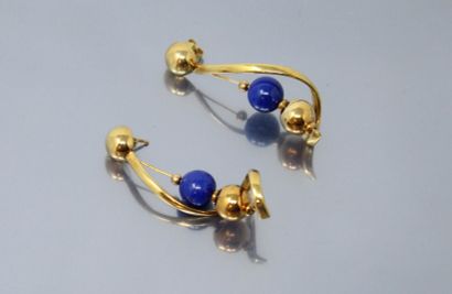 null Pair of 18k (750) yellow gold ear pendants with movement and lapis lazuli balls....